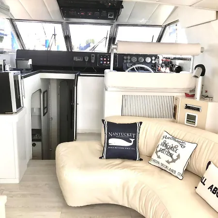 Botel Yacht *