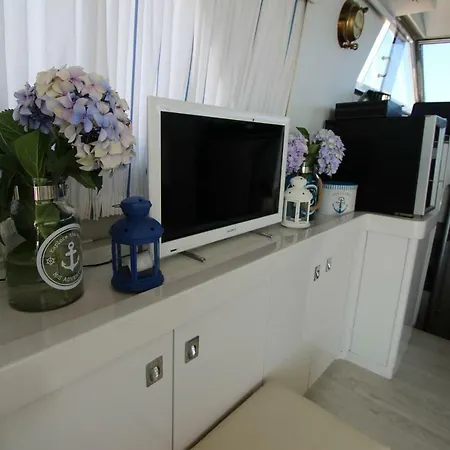 Botel Yacht