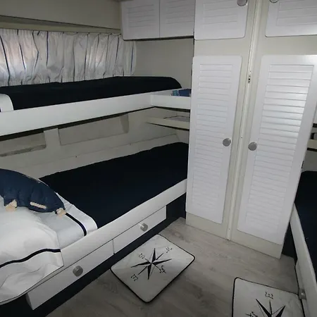 Botel Yacht *