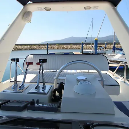 Botel Yacht *